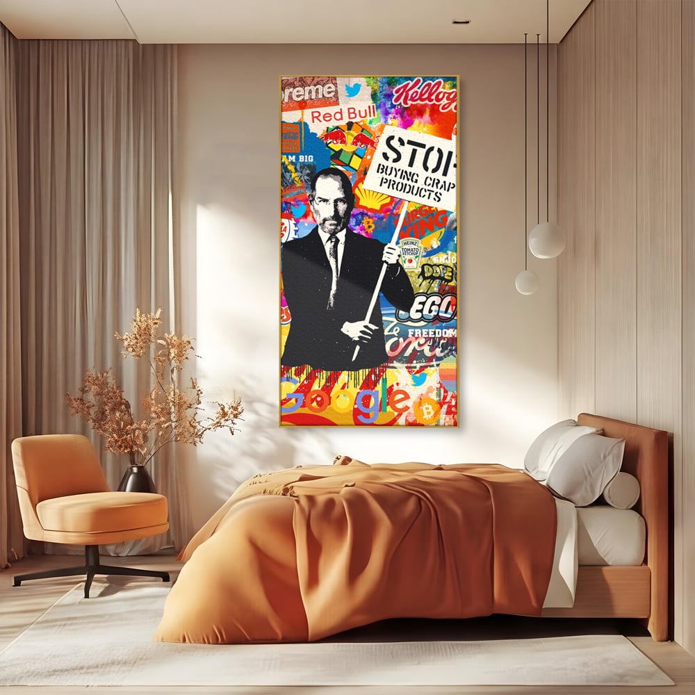 Tablou canvas cu tablou canvas cu portretul lui steve jobs, in rama de aluminiu auriu, pe perete intr-un dormitor